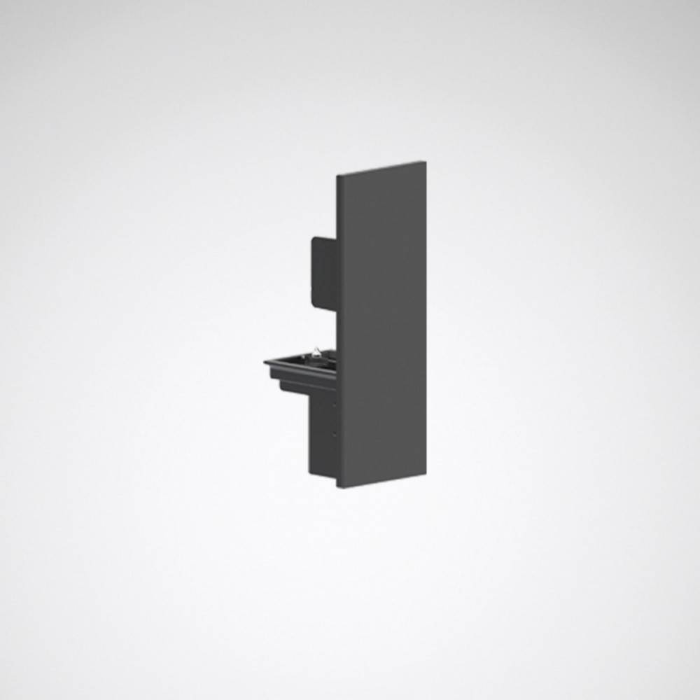 Ein schlankes, vertikales schwarzes Objekt mit einer eingesenkten Fläche in der Mitte, vor einem hellgrauen Hintergrund, das an einen modernen Halter oder Träger erinnert.
