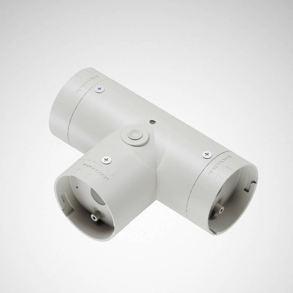 Ein T-förmiger weißer PVC-Rohranschluss mit sichtbaren Schrauben an jedem Abschnitt, konzipiert für Sanitär- oder Elektroinstallationen.