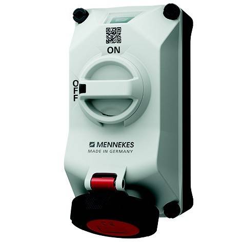 Mennekes Elektroschalter mit drehbarem EIN-/AUS-Schalter, QR-Code und roter Schutzkappe auf weißem Hintergrund.