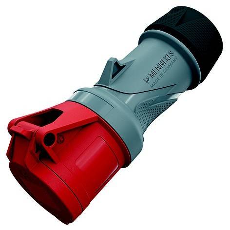 Industrieller Stecker und Steckdose, rot und grau, in Nahaufnahme auf weißem Hintergrund dargestellt.