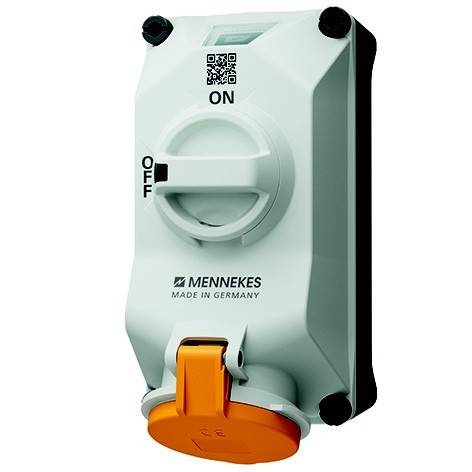 Weiße MENNEKES-Industriesteckdose mit EIN/AUS-Schalter und orangefarbener Schutzkappe, Vorderansicht auf neutralem Hintergrund.