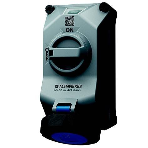 Mennekes Elektrostecker mit AN/AUS-Drehschalter, QR-Code und blauer Kappe auf weißem Hintergrund.