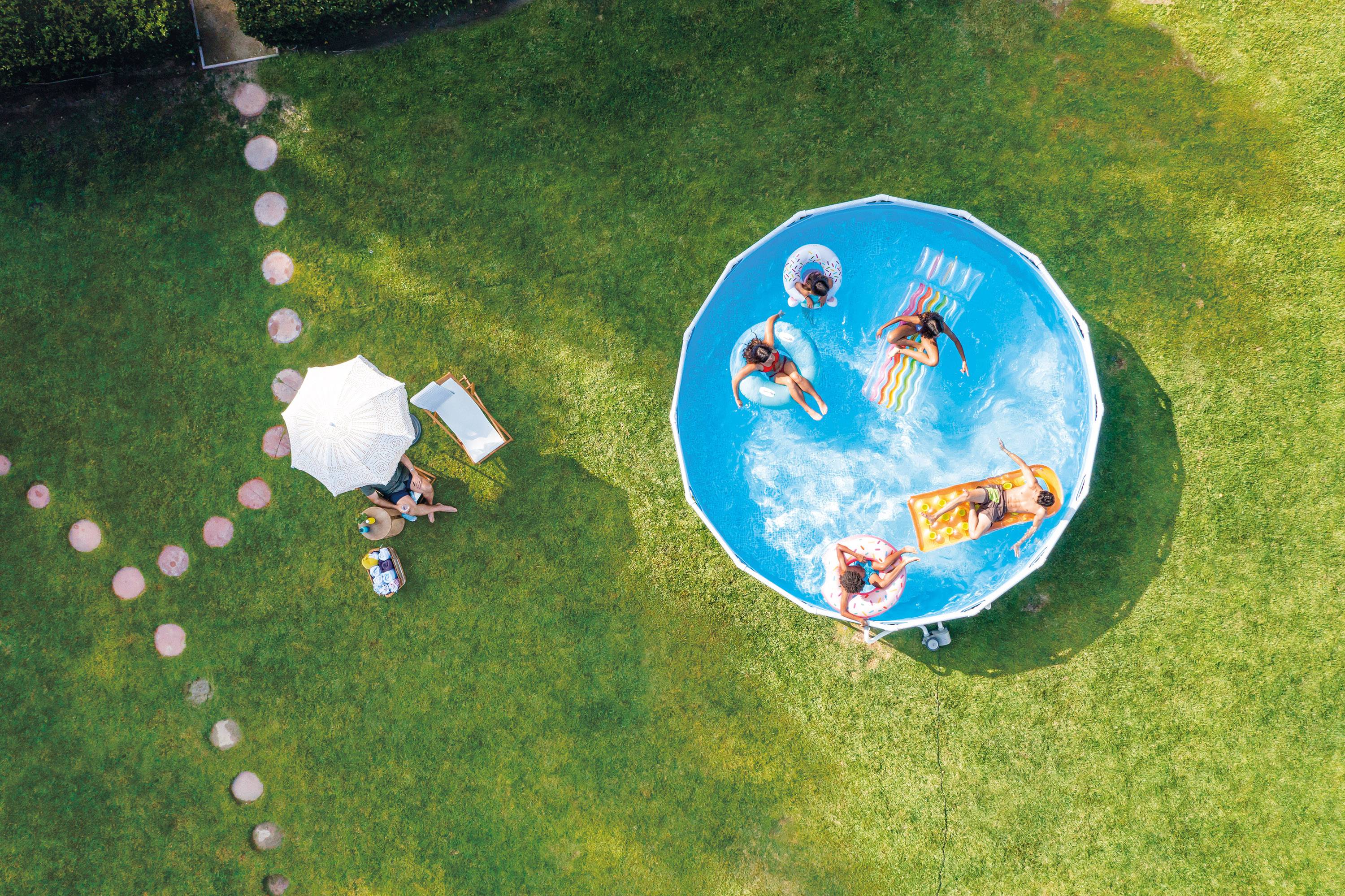 INTEX 26746GN - Frame Pool Set - Chevron (488x122cm) mit Pumpe Leiter Plane Abdeckung