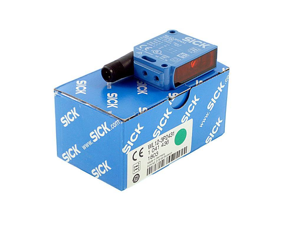 Industriesensormodul der Marke SICK in Blau auf der passenden blauen Produktverpackung, dargestellt mit einem schwarzen Kabelstecker und Etikettenaufkleber.