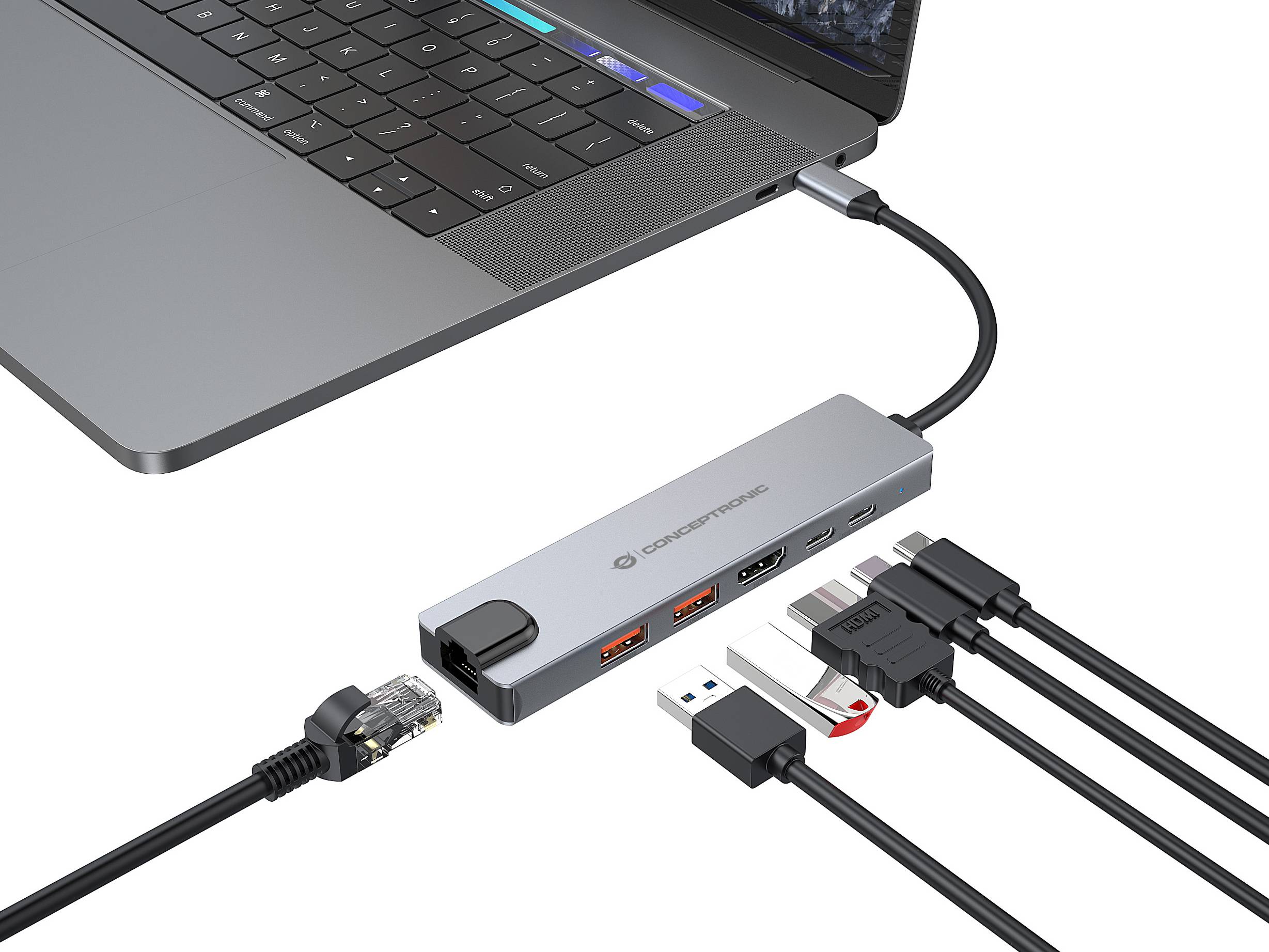 Laptop verbunden mit einem USB-C-Hub mit mehreren Anschlüssen und angeschlossenen Kabeln, das einen Multiport-Adapter zeigt, der die Konnektivität erweitert.