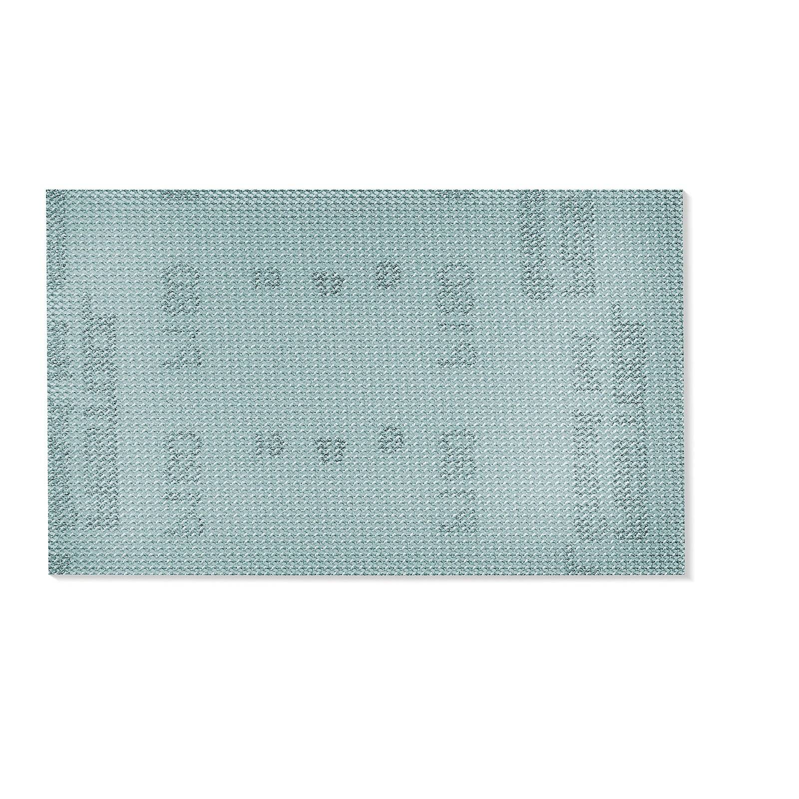 Blauer gewebter Teppich mit einem subtilen geometrischen Muster, der rechteckige Formen und eine leicht strukturierte Oberfläche aufweist.