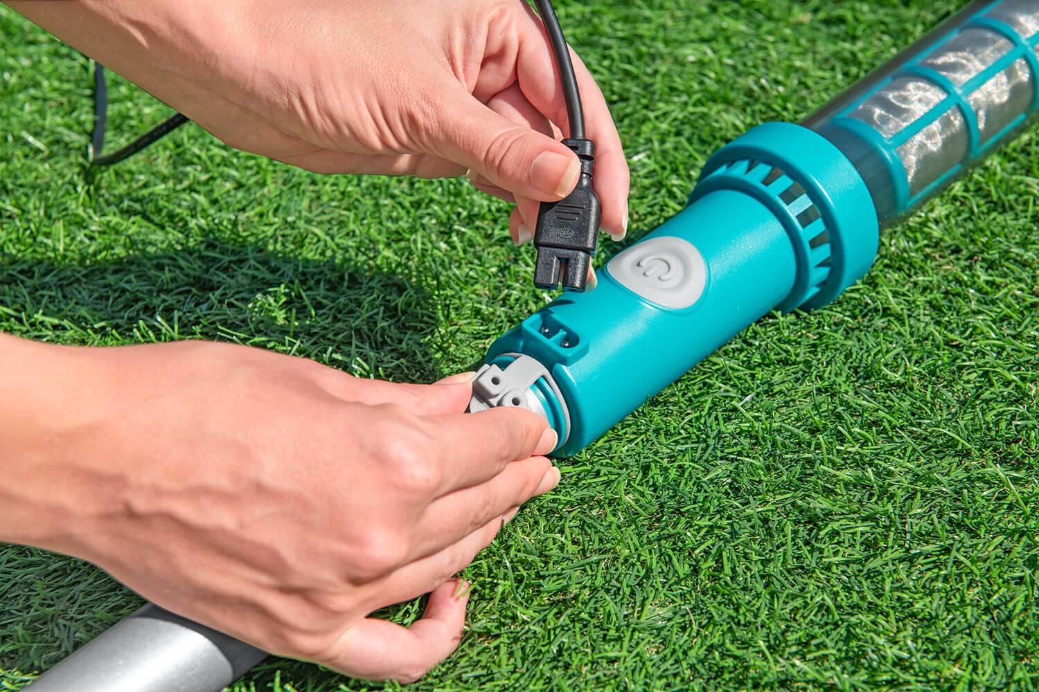 Bestway 58831 - Poolpflege-Set AquaSurge mit akkubetriebenem Poolsauger, Kescher und Poolbürste für Poolgrößen bis 610 cm