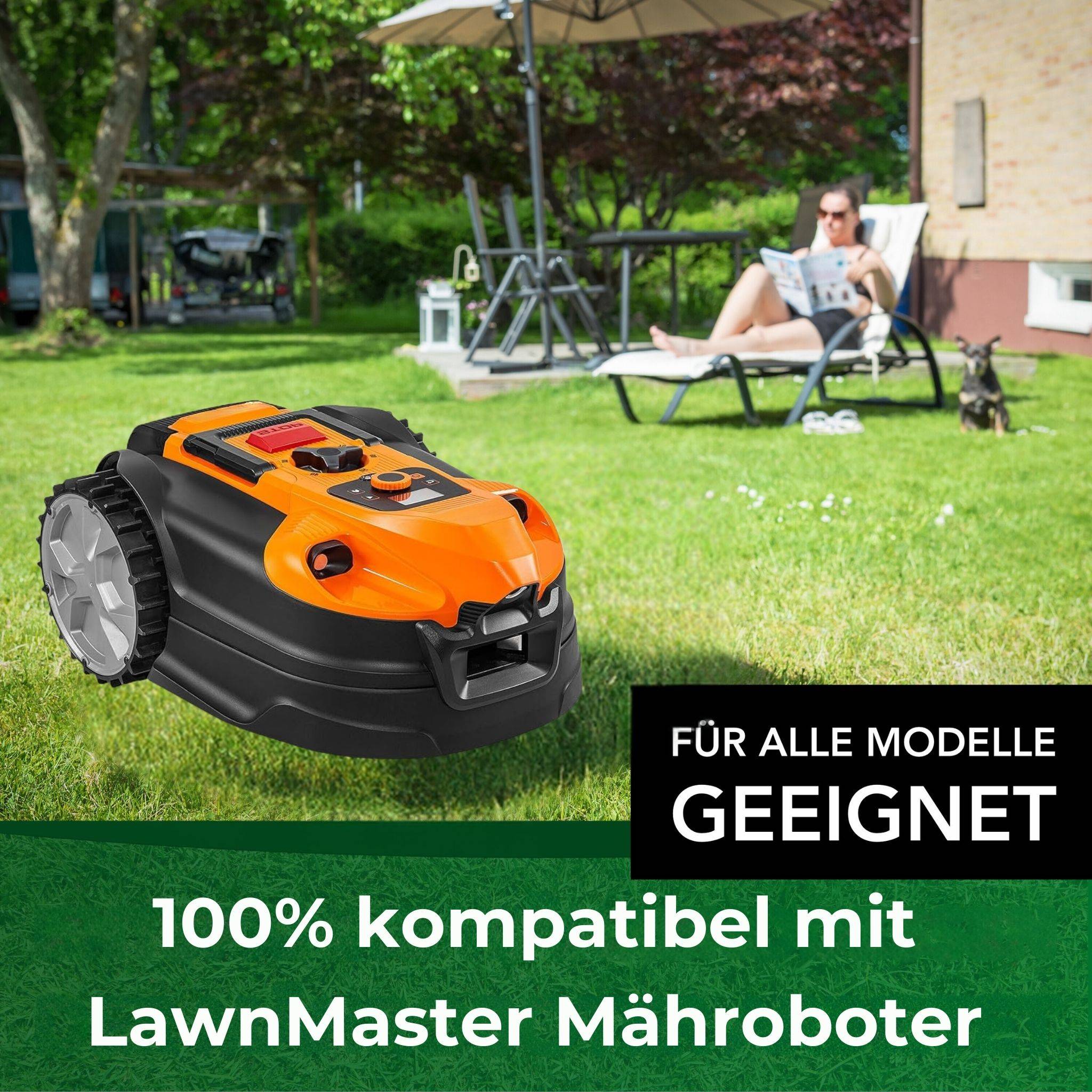 Ein orangefarbener Rasenmäher-Roboter sitzt auf hellgrünem Gras. Eine Person entspannt sich auf einem Liegestuhl im Hintergrund. Deutscher Text hebt die Kompatibilität mit allen Modellen von LawnMaster hervor.