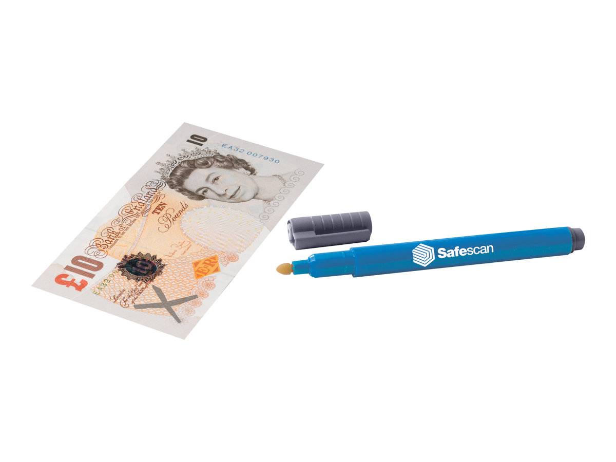 Ein blauer Safescan-Falschwährungsprüfstift neben einer £10-Banknote, der eine Spitze zeigt, die zum Testen der Währungsauthentizität verwendet wird.