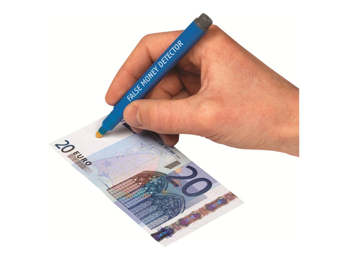 Hand, die einen blauen Stift "FALSE MONEY DETECTOR"" hält und eine 20-Euro-Banknote markiert, was die Erkennung von Falschgeld anzeigt.