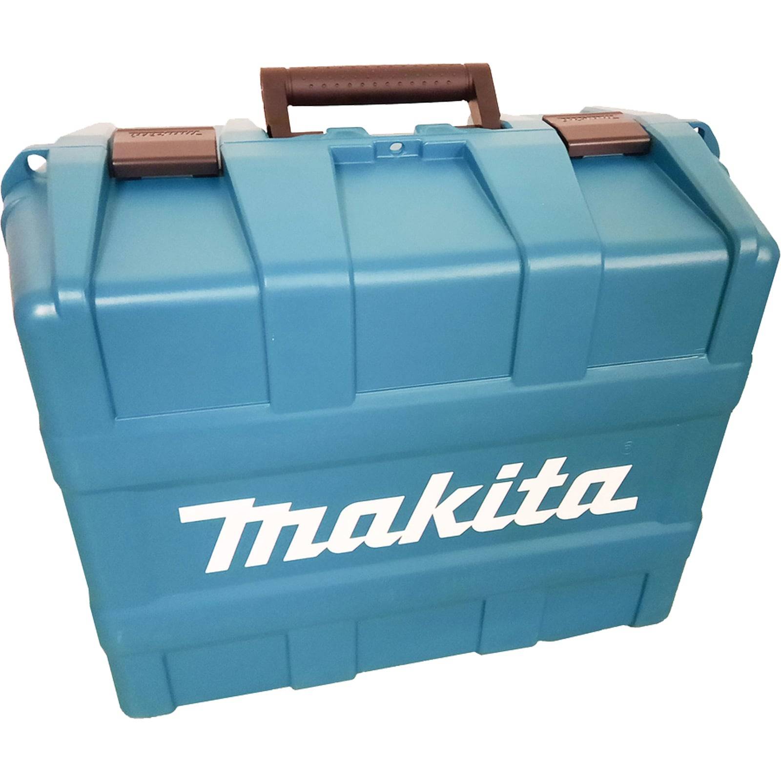 Ein blauer Makita-Werkzeugkoffer mit einem braunen Griff und Verschlüssen, auf dem vorne das weiße Makita-Logo zu sehen ist.