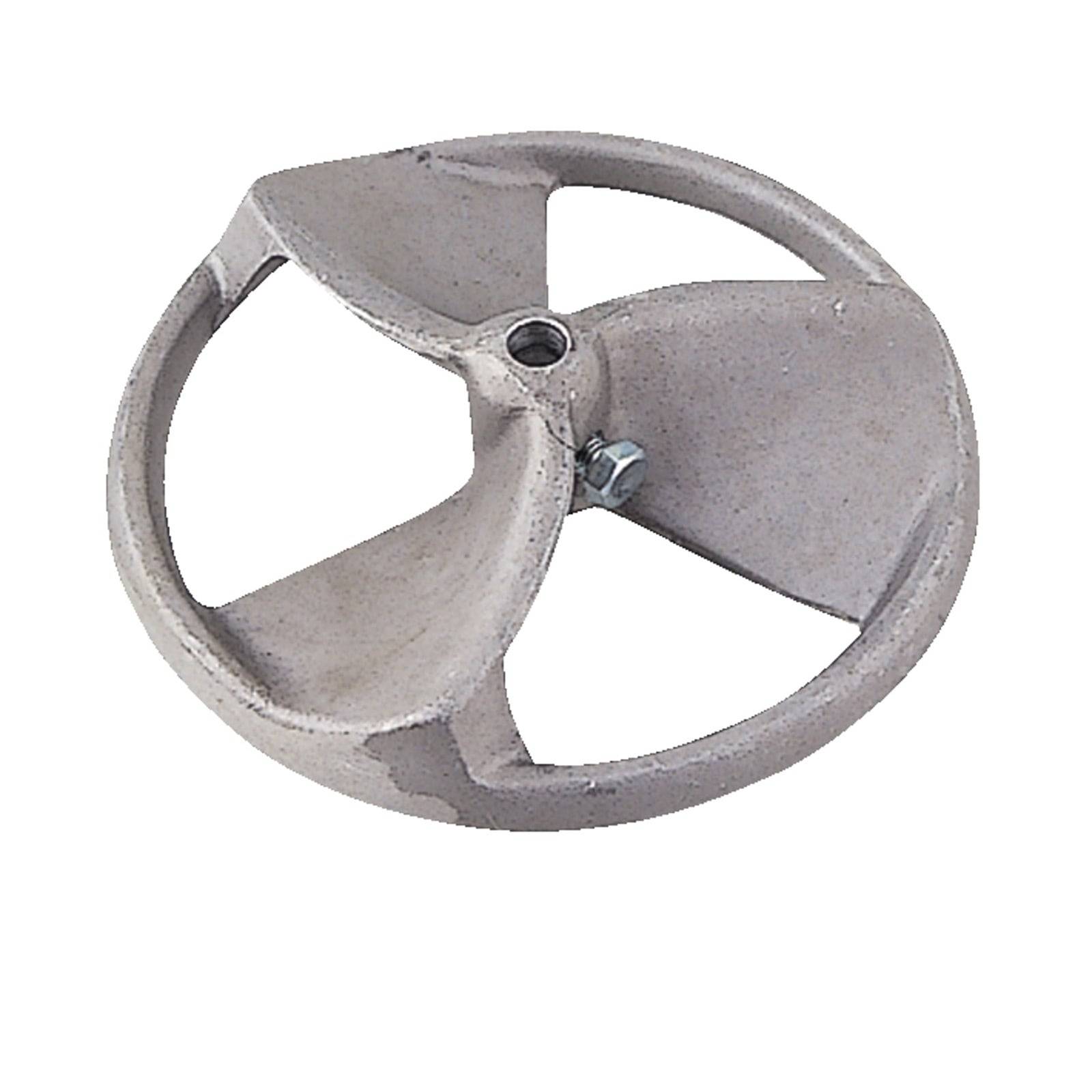 Ein silbriger Metallrotor mit drei gewinkelten Klingen und einem zentralen Bolzen.