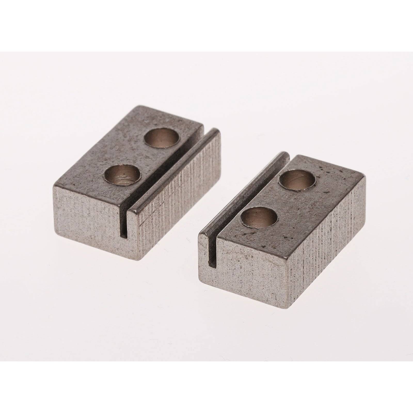 Zwei metallische, rechteckige Anspitzer mit Doppellöchern, die geriffelte Außenseiten und Klingenschlitze auf einem hellen Hintergrund aufweisen.