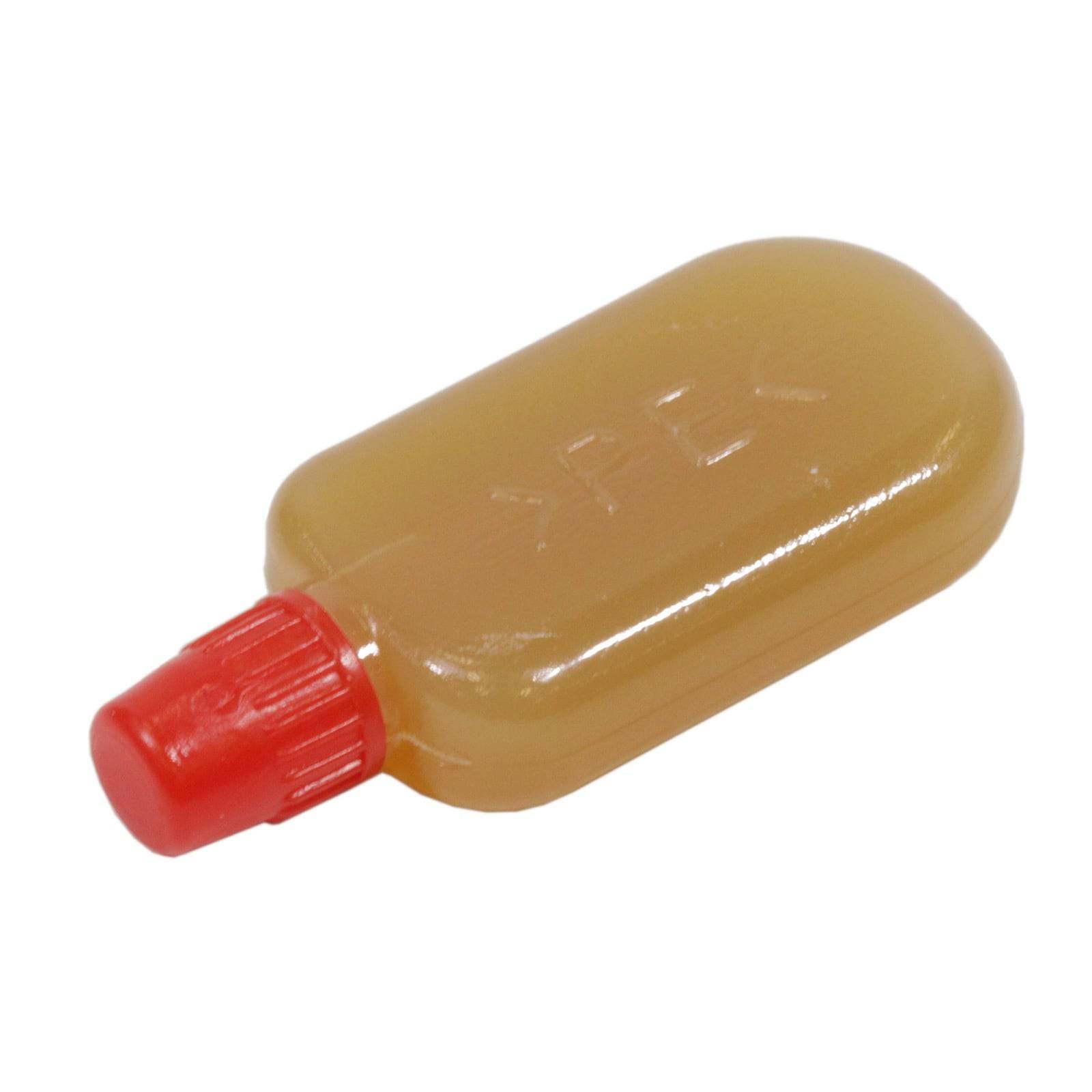 Eine kleine, undurchsichtige braune Flasche mit einem roten Deckel, die zum Aufbewahren von Flüssigkeiten verwendet wird.