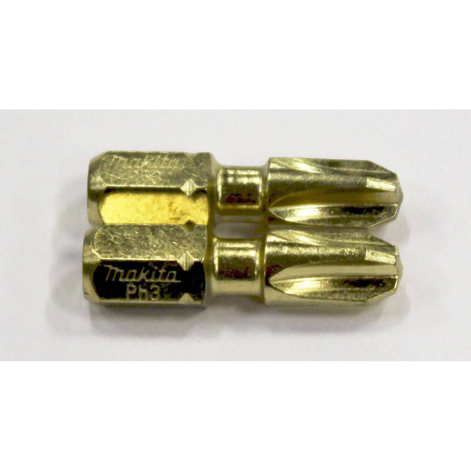 Zwei goldfarbene 'Makita Pk3' Schrauberbits mit sechseckigen Basen werden nebeneinander präsentiert, wobei einer seine eingravierte Marke zeigt.