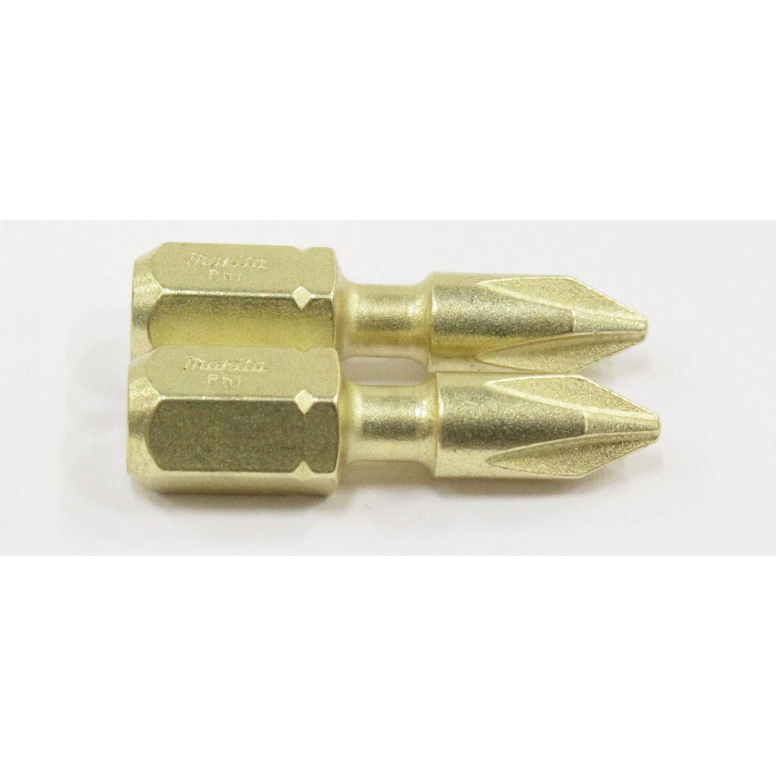 Zwei messingfarbene Schraubendreher-Bits, jeder mit einer sechseckigen Basis und einer spitzen, vierfach gerillten Spitze, nebeneinander ausgerichtet.