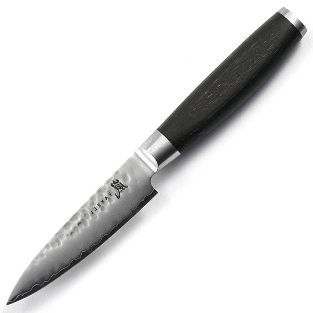 Ein kleines Küchenschälmesser mit schwarzem Griff und glänzender Stahlklinge auf weißem Hintergrund.