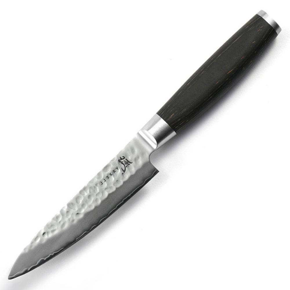 Ein einzelnes Kochmesser mit schwarzem Griff und gehämmerter silberner Klinge auf weißem Hintergrund.