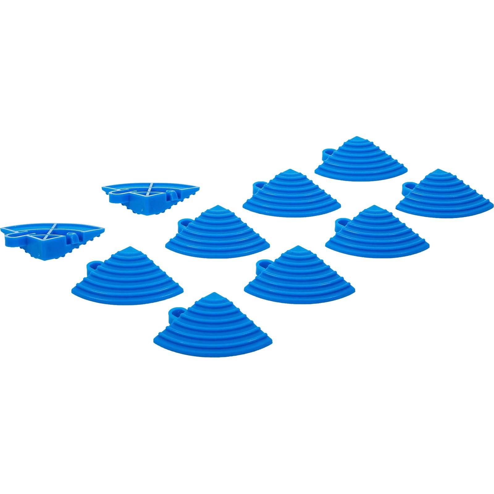 Blaue kegelförmige Klettegriffe in einer Gruppe angeordnet, geeignet für Kletterwände in Innenräumen und bieten unterschiedliche Griffvarianten und Schwierigkeitsstufen.