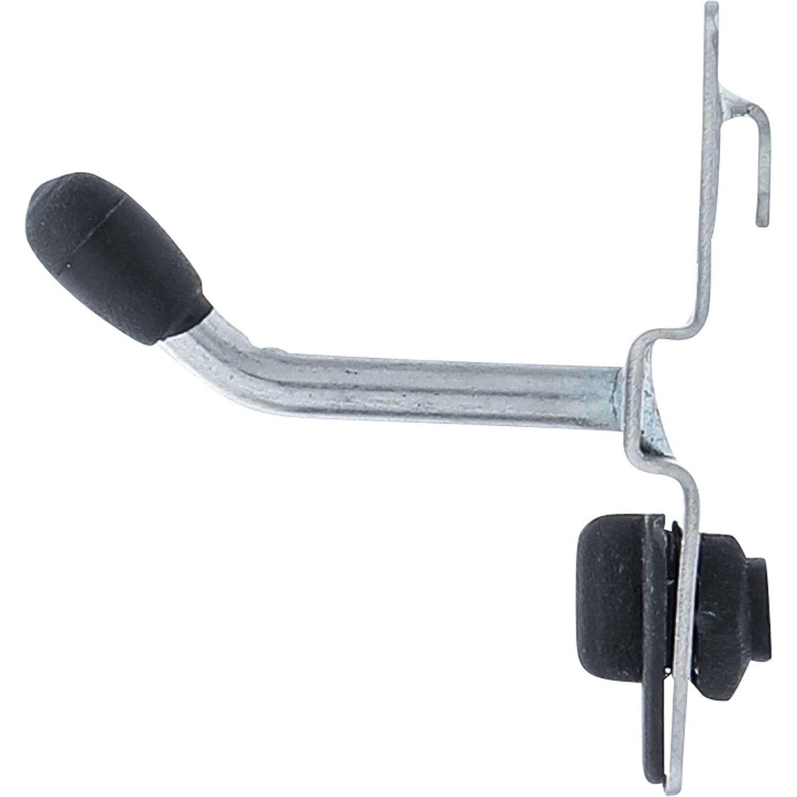 Ein Metallhaken mit schwarzer Gummispitze, der für Lamellenwandsysteme entwickelt wurde und seinen abgewinkelten Arm und die Montagebefestigung zeigt.
