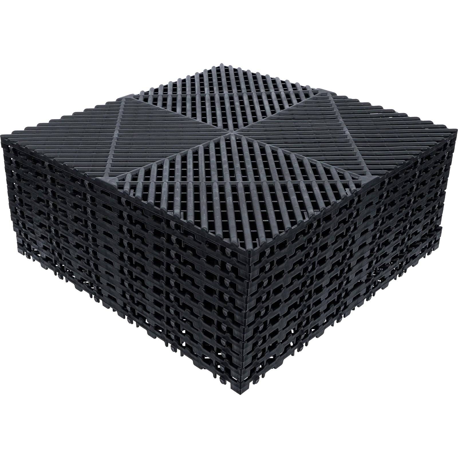 Ein Stapel von ineinandergreifenden schwarzen Kunststoff-Entwässerungszellen, die einen Würfel bilden und zur Wassermanagement in Landschaftsgestaltung oder Bauwesen verwendet werden.