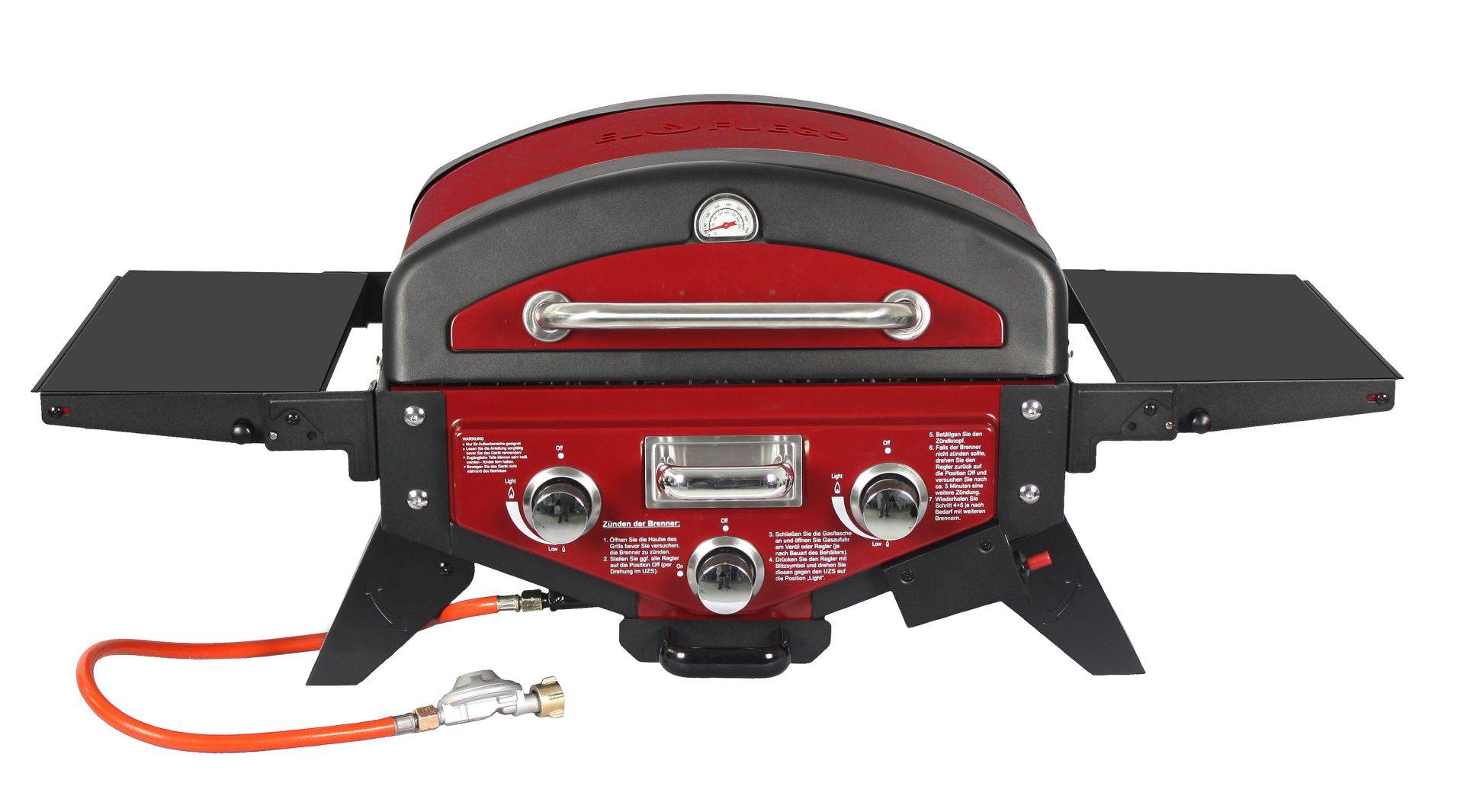 Ein rot und schwarz gemusterter Tischplattengasgrill mit drei Bedienungsknöpfen, einem Temperaturanzeiger und einem Anschlussschlauch an der Seite.