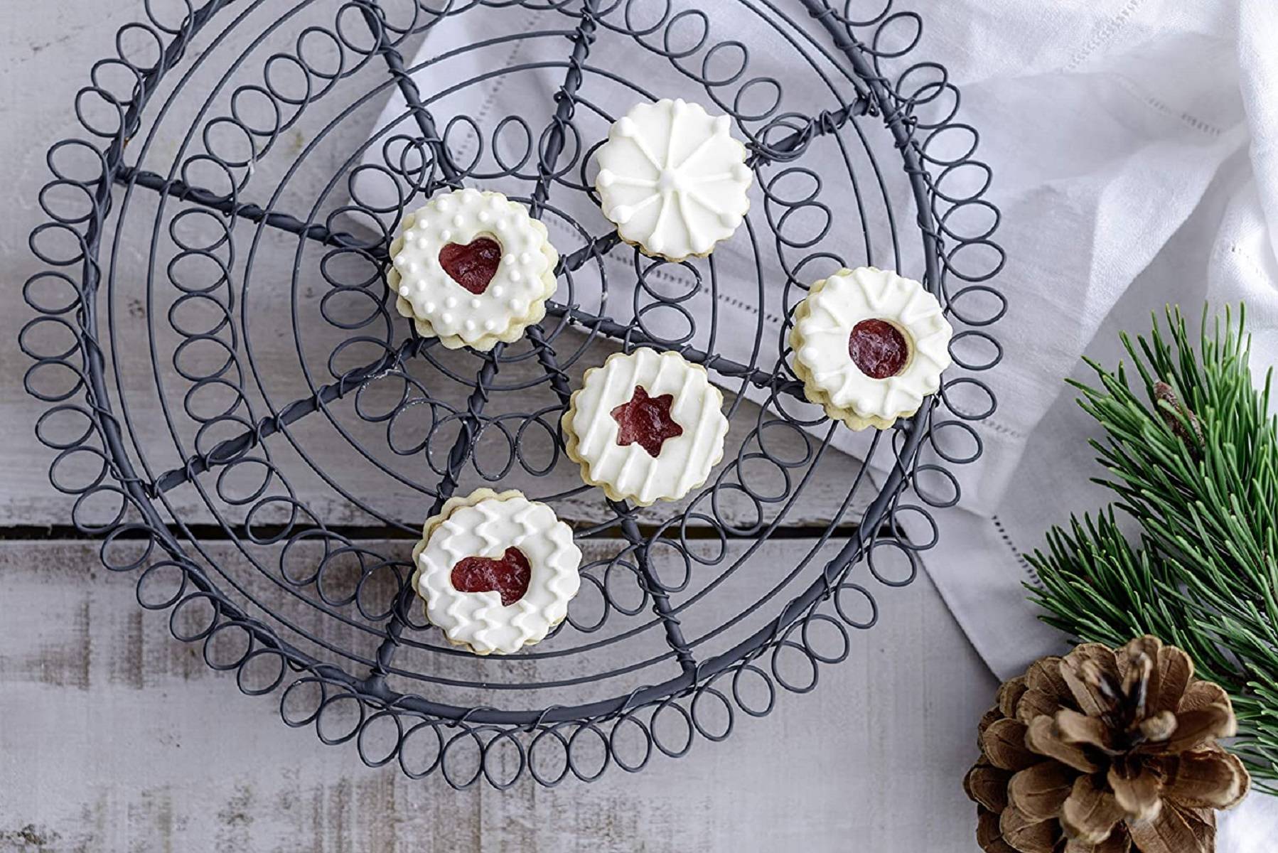Dr. Oetker 15er Mini-Linzer Ausstecher-Set, Ausstechformen für Weihnachten, hochwertige Ausstecher für Plätzchen, Kekse und Fondant, vielfältige