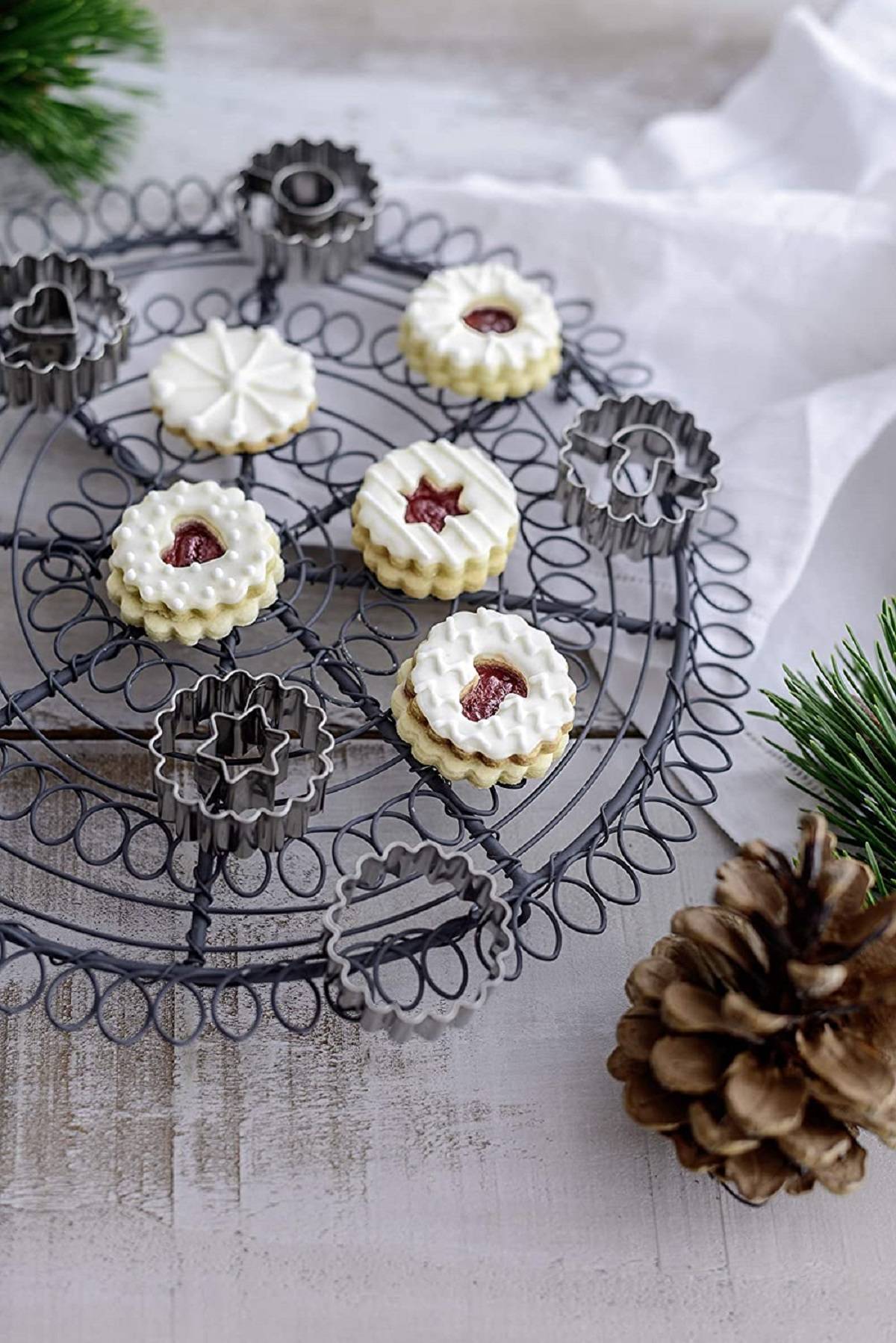 Dr. Oetker 15er Mini-Linzer Ausstecher-Set, Ausstechformen für Weihnachten, hochwertige Ausstecher für Plätzchen, Kekse und Fondant, vielfältige