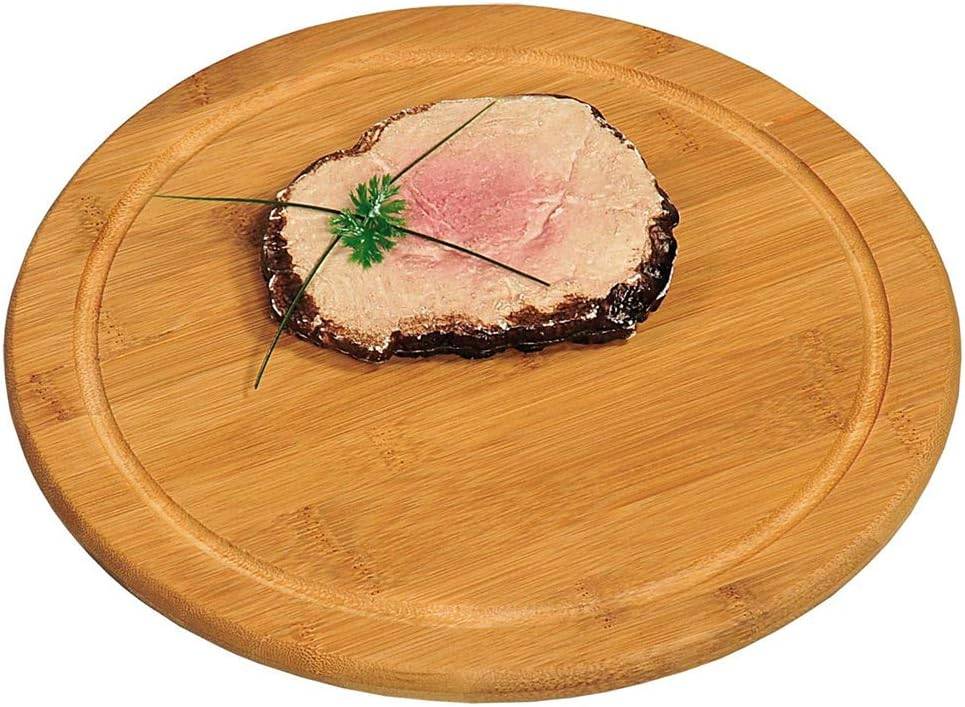 Ein geschnitztes Holzservierboard mit einem kleinen Stück Bratenfleiisch, das mit Kräutern verziert ist und sich in der Nähe der oberen Kante befindet.