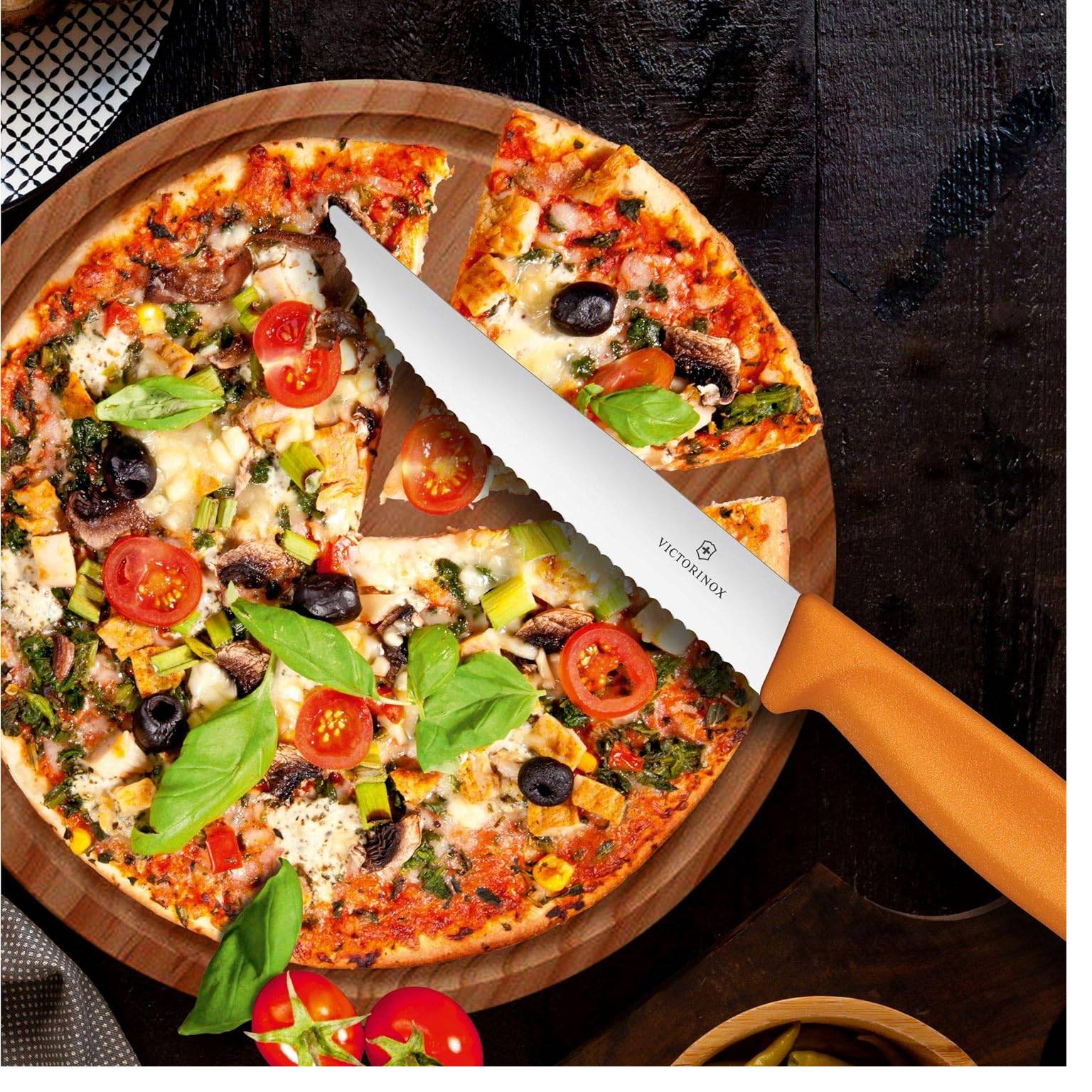 Victorinox, Swiss Classic, Profi Steak- und Pizzamesser, Extra Scharfe Klinge, Wellenschliff, 12 cm, Robuster Kunststoffgriff, Rostfreier Stahl