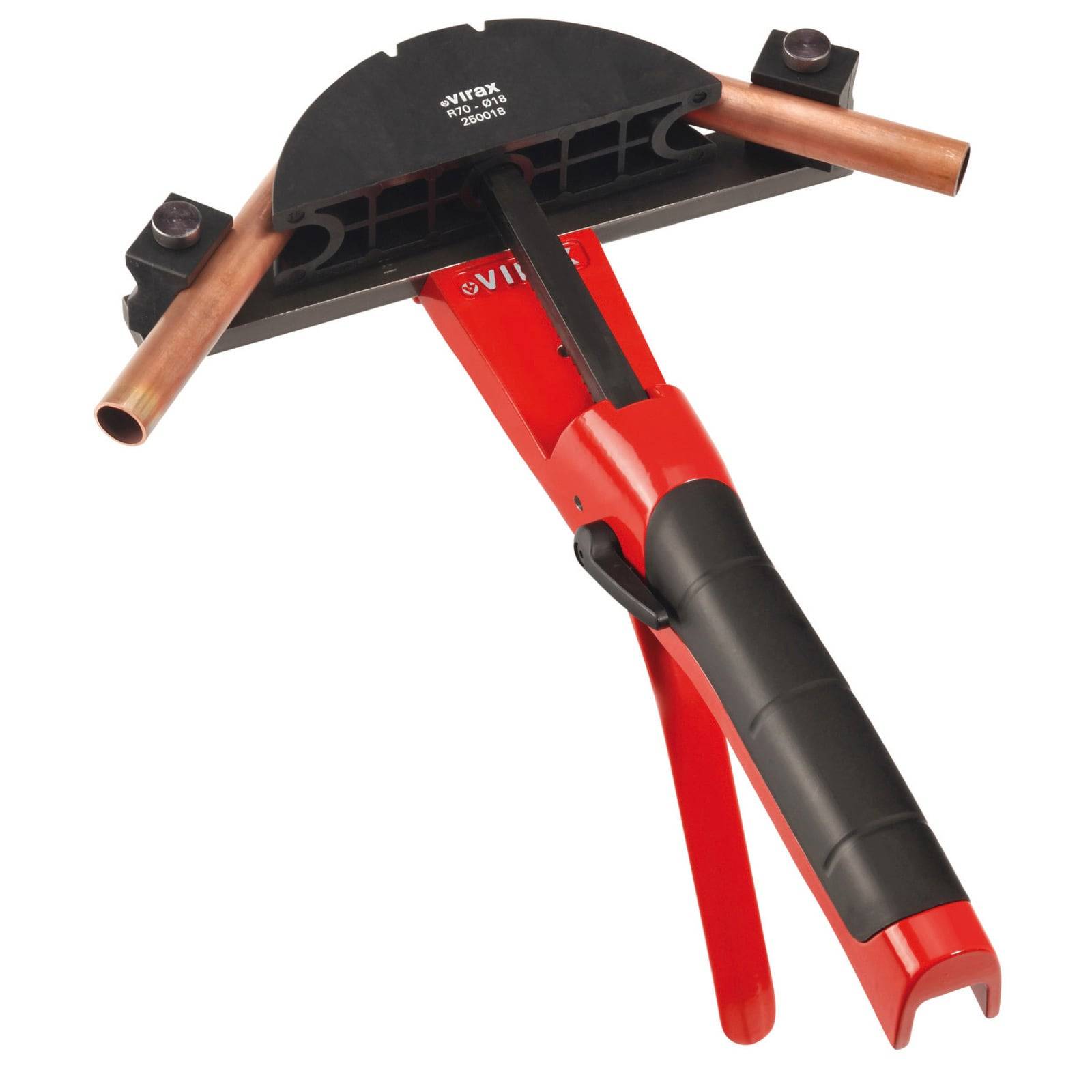 Ein Rohrbiegewerkzeug mit einem roten Griff wird gezeigt, während es zwei Kupferrohre in einem 90-Grad-Winkel biegt und dadurch seine Funktionalität demonstriert.