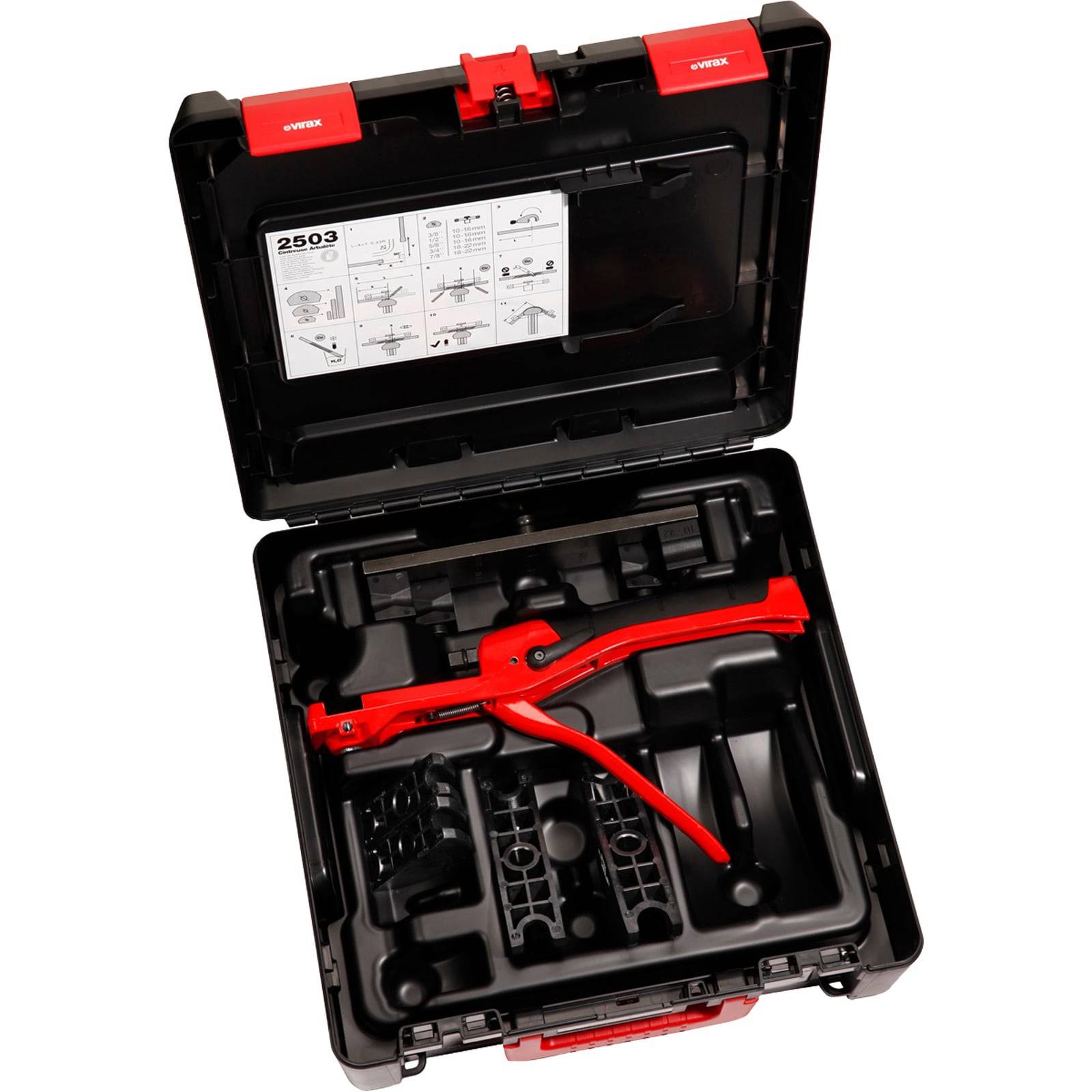 Ein rotes Metallwerkzeug mit einem ergonomischen Griff wird in einem schwarz-roten Kunststoff-Transportkoffer aufbewahrt, der mit beschrifteten Fächern und einem Anleitungsblatt im Deckel ausgestattet ist.