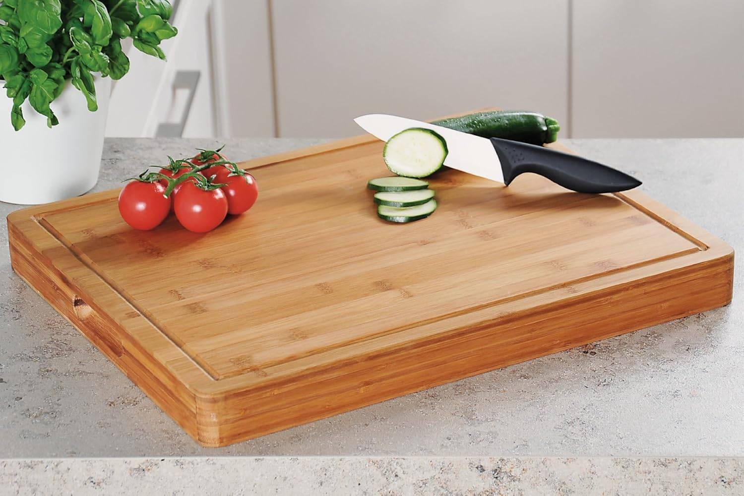 Kesper | Tranchierbrett aus Bambus | großzügige Abmessungen 50x40x5 cm | langlebig und umweltfreundlich | ideal zum Schneiden und Servieren | rutsch