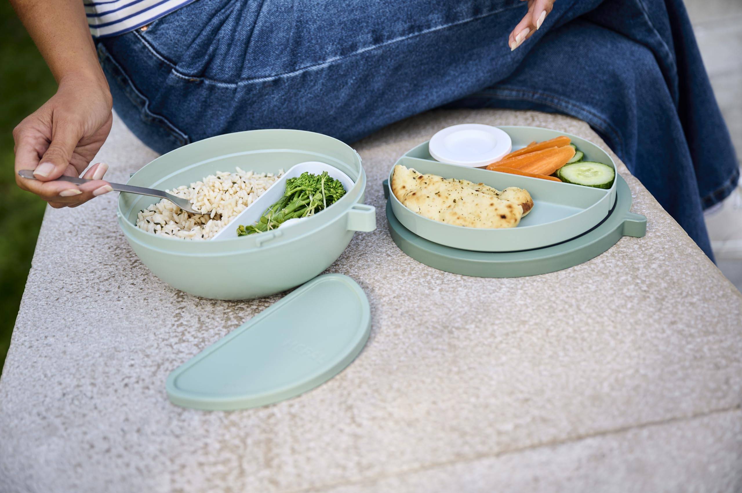 Mepal - Bento-Lunchbowl Vita - Brotdose mit Fächern - Extra Fach mit Deckel, Dressing-Deckel & Tablett - Bentobox - Salatbox to-go - Nordic blue