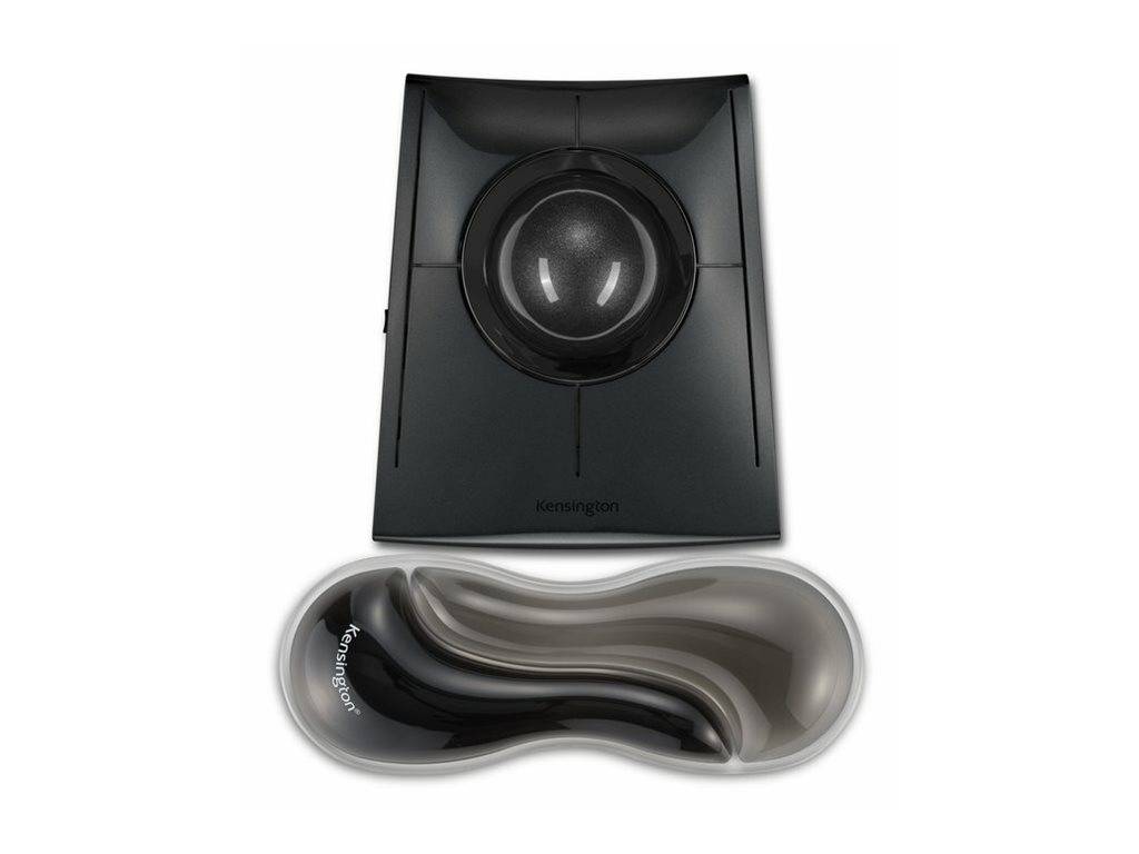 Schwarze Computermaus mit glänzender Mitte und silbernem/schwarzem Mousepad auf weißem Hintergrund.