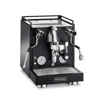 Eine schwarze Espressomaschine mit zwei Portafiltern, einem Manometer und dem Markenetikett 