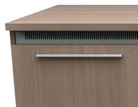 Nahaufnahme eines Holzschrank oder Schreibtisches mit Holzmaserung, silbernem Griff und einem belüfteten Panel unter der oberen Kante.