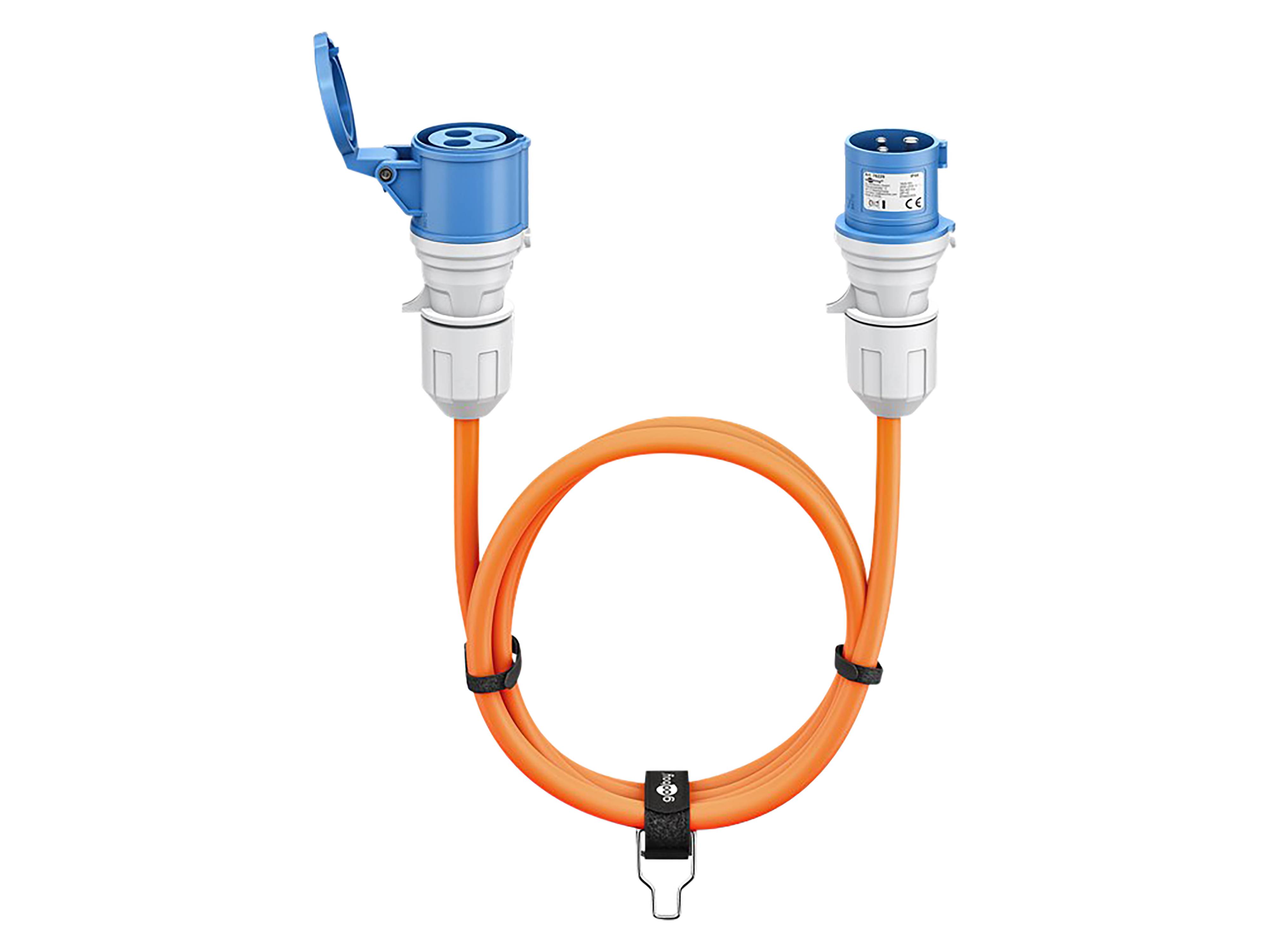 Ein orangefarbenes Verlängerungskabel mit einem blauen Stecker auf der einen Seite und einer blauen Buchse auf der anderen Seite. Die Buchsenabdeckung ist geöffnet.