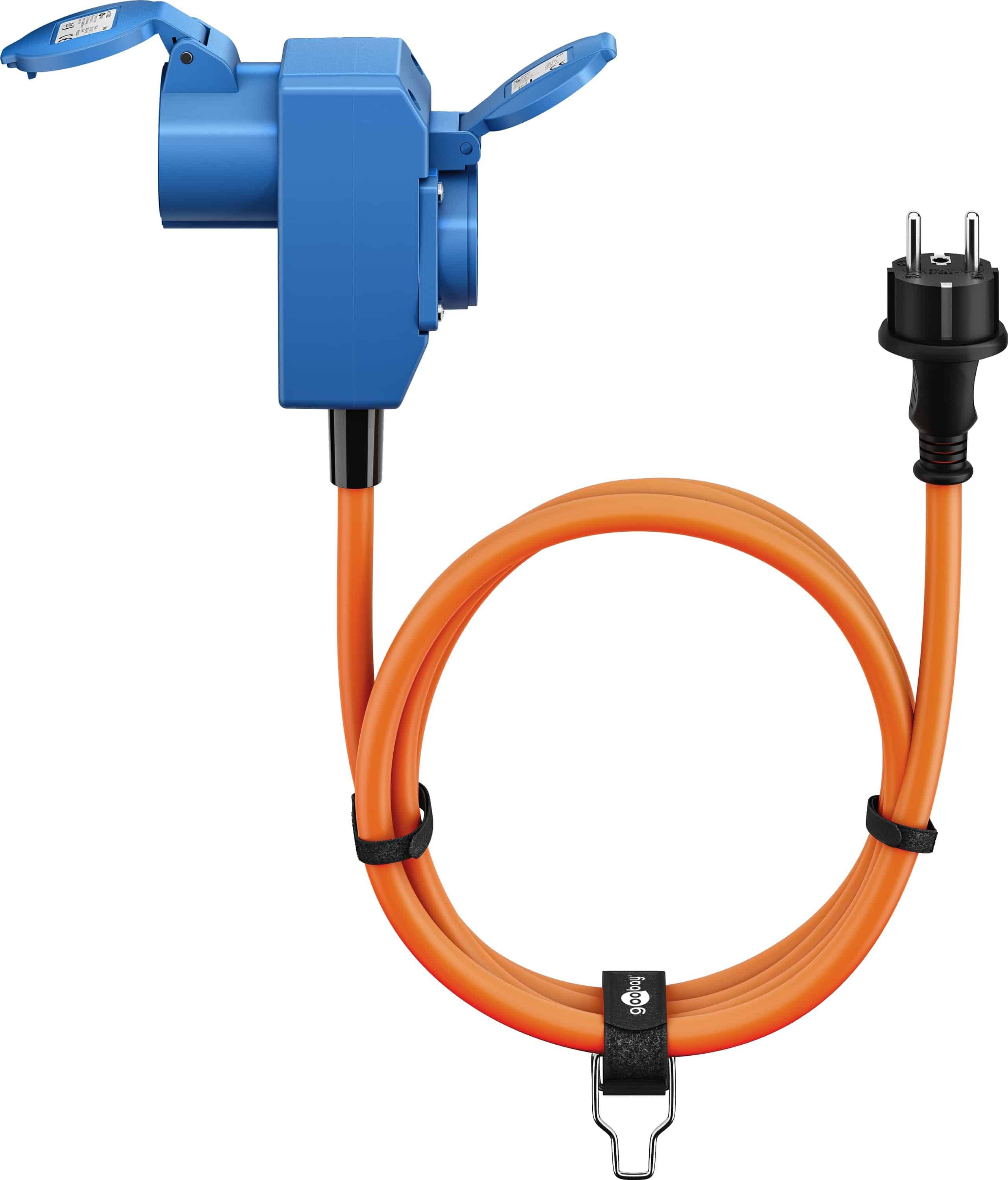 Ein orangefarbenes aufgerolltes Verlängerungskabel mit einer blauen Spule und einem schwarzen zweipoligen Stecker auf weißem Hintergrund.