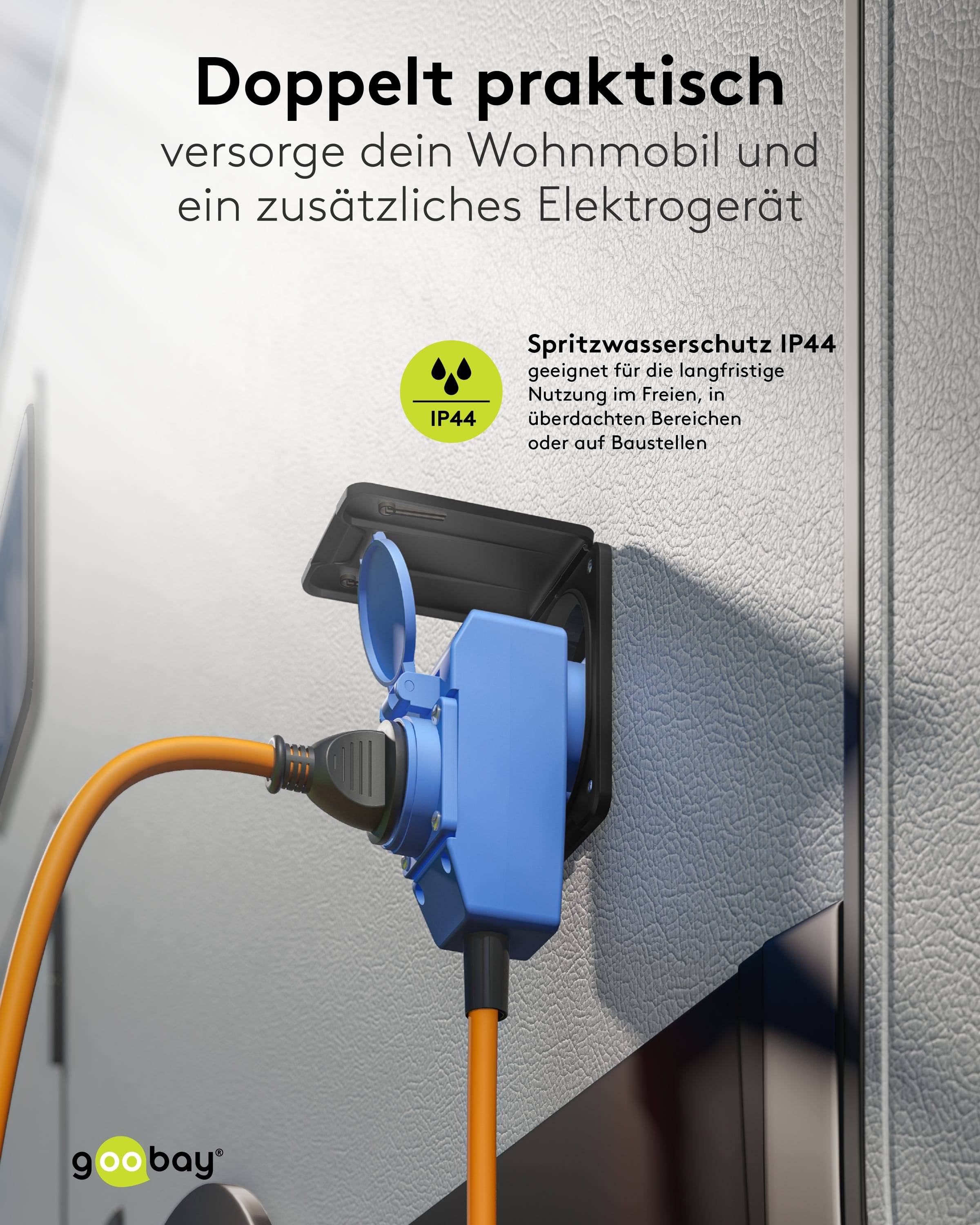 Ein blauer elektrischer Stecker ist mit einer Steckdose verbunden, die mit „IP44 Spritzwasserschutz