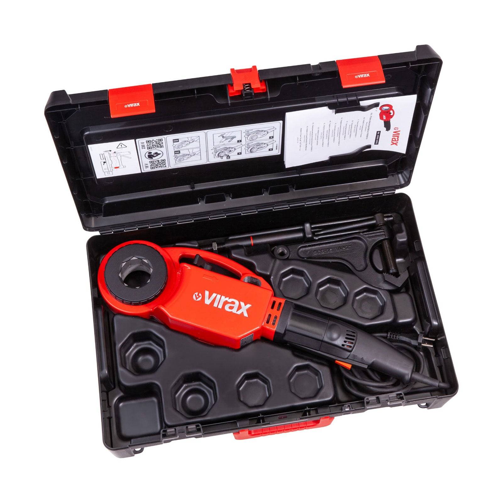 Rohrpresswerkzeug-Set 'Virax' mit verschiedenen Anbauteilen in einem schwarzen und roten Transportkoffer, geöffnet, wobei die Anweisungen auf der Innenseite des Deckels sichtbar sind.