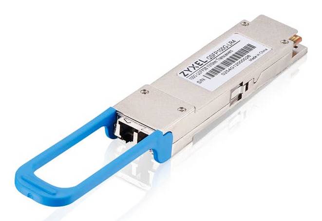 Ein silbernes Zyxel Transceiver-Modul mit blauem Griff und Etikett, ausgestattet mit einem LC-Anschluss und Barcode, verwendet für die Netzwerk-Datenübertragung.
