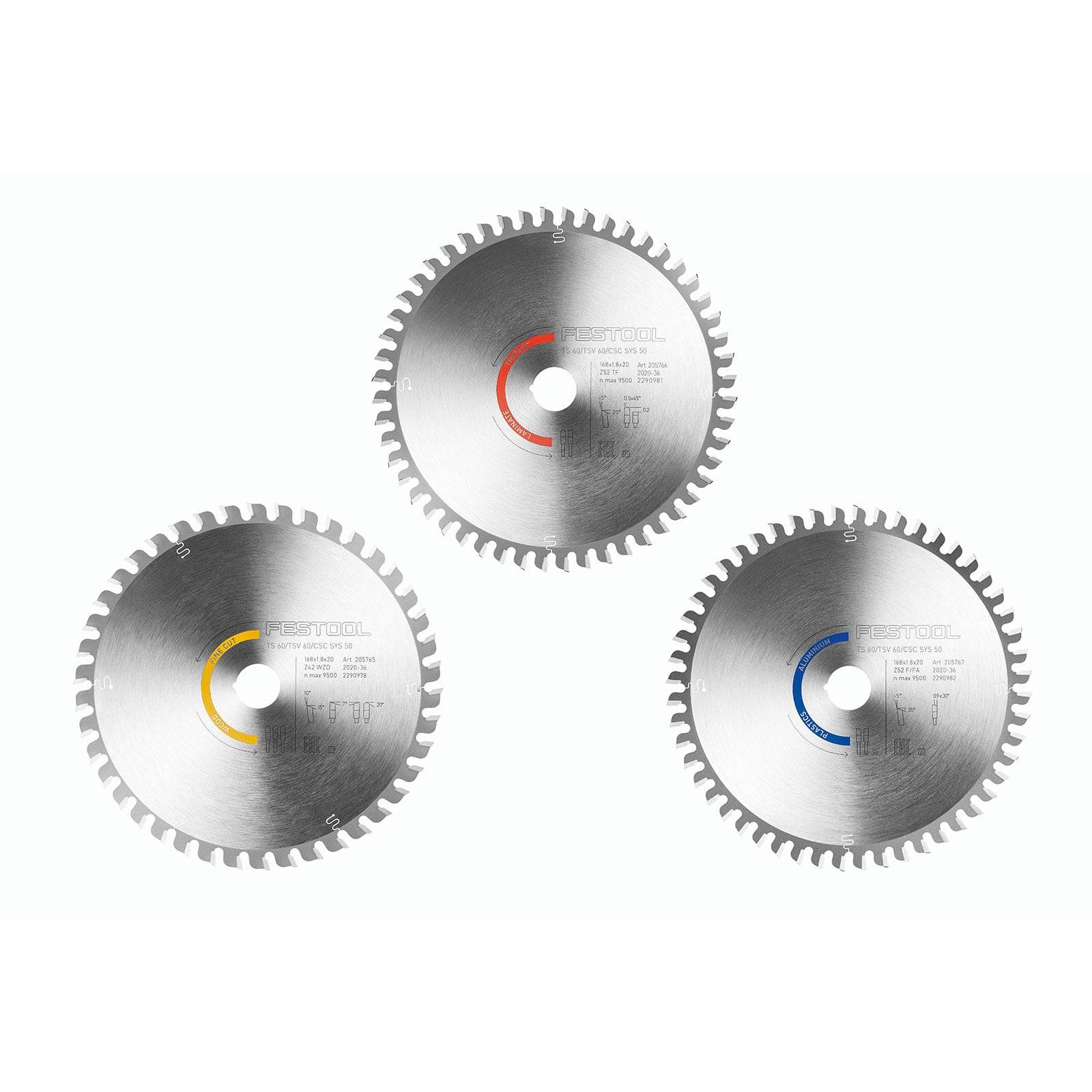 Drei metallische Kreissägeblätter mit unterschiedlichen farbigen Markierungen in der Mitte, in einer Dreiecksformation auf weißem Hintergrund angeordnet.