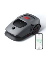 Roboterrasenmäher mit einer Smartphone-App, die eine Steuerungsschnittstelle und einen Mähplan anzeigt, wobei intelligente Gartenverwaltung im Vordergrund steht.