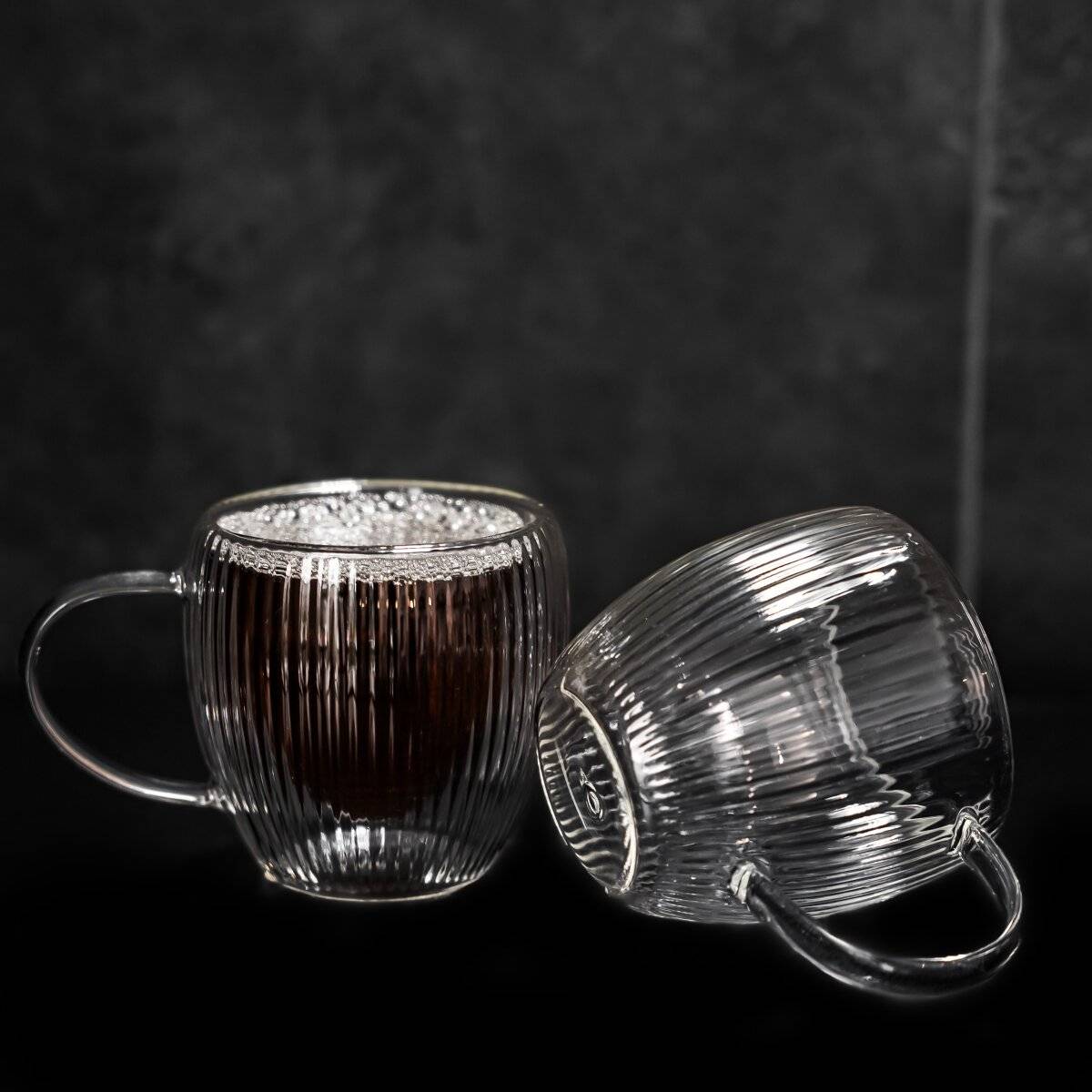 2-tlg. Doppelwandige Gläser "Freya Double" - 250 ml mit Henkel und Relief-Design