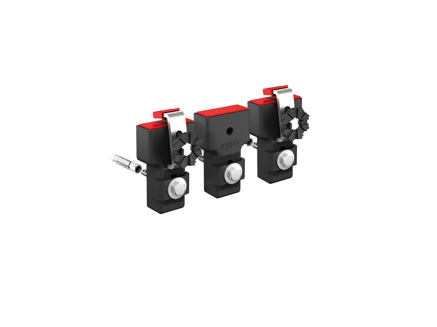 Drei schwarze und rote Stromstecker oder Klemmenblöcke, die auf einer kleinen zentralen Halterung montiert sind, auf weißem Hintergrund dargestellt.