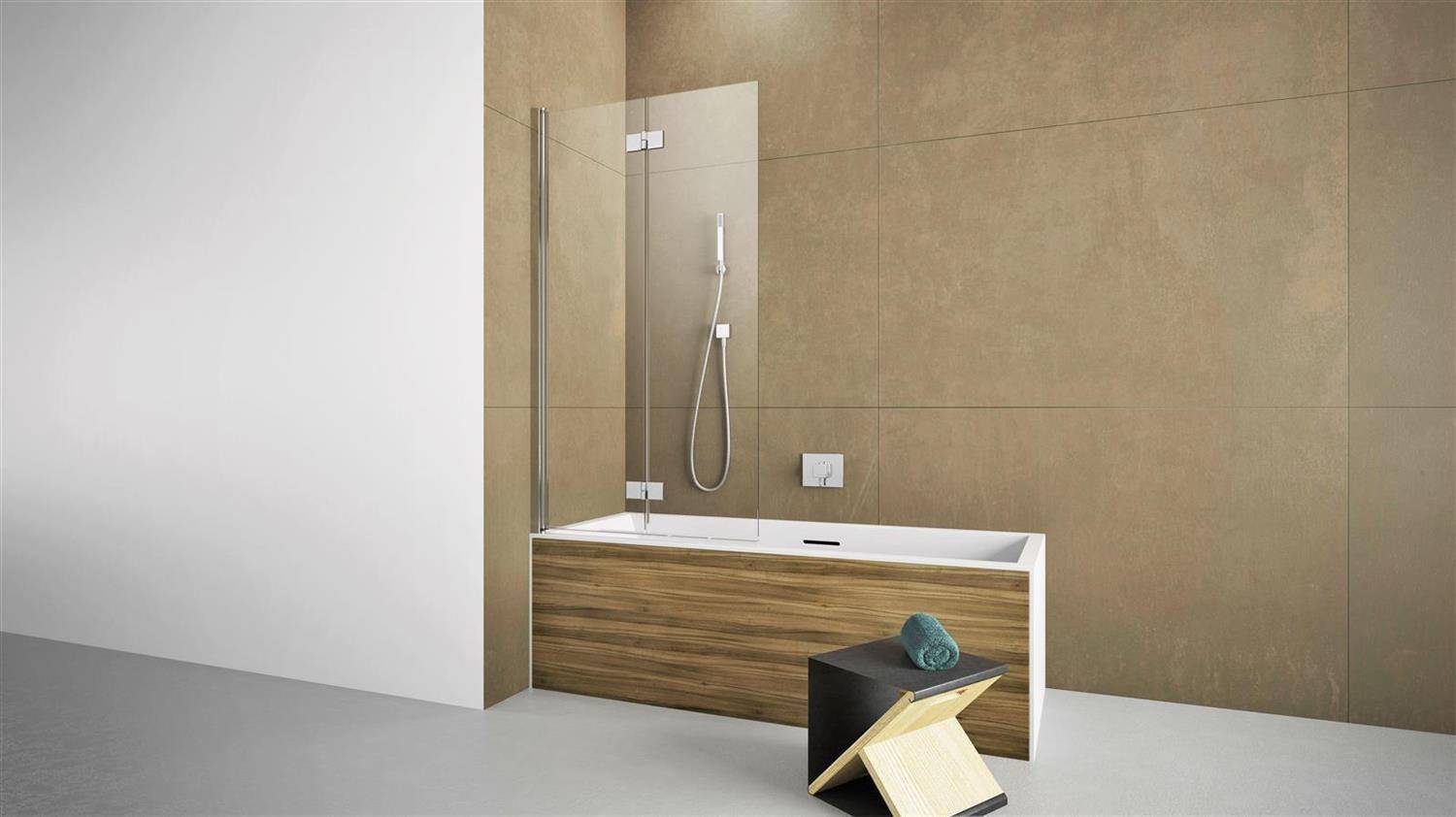 Modernes Badezimmer mit einer freistehenden, holzverkleideten Badewanne, Glasduschtrennwand und Handbrause sowie einem kleinen Hocker daneben.