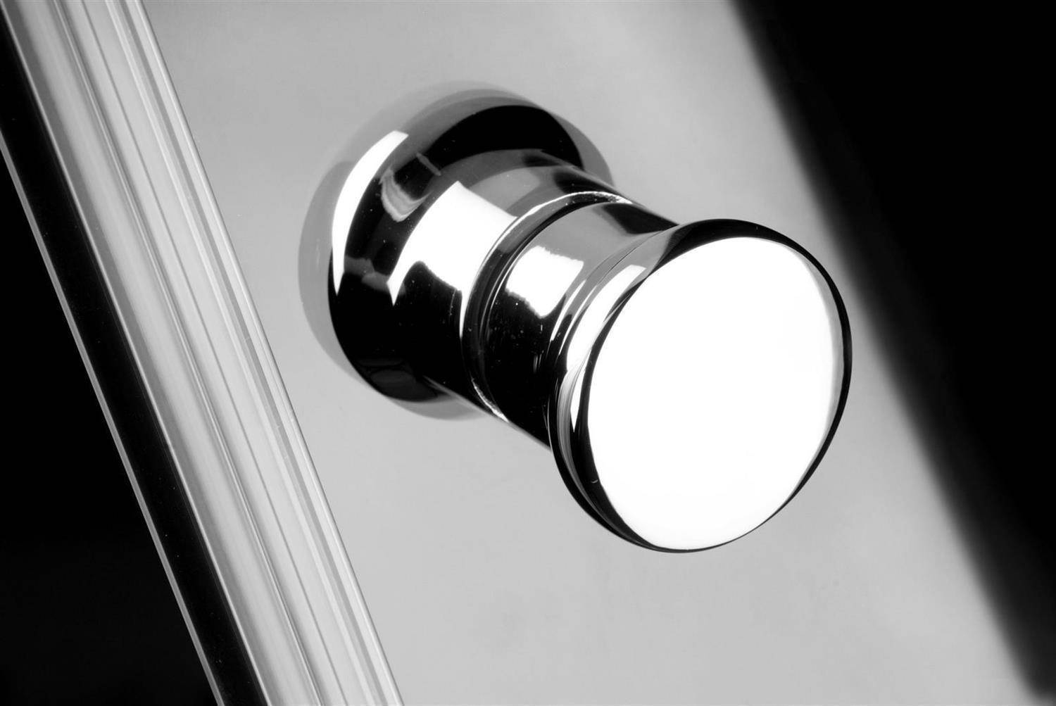 Nahaufnahme eines glänzenden Chromtürgriffs an einer glatten Metalltür.