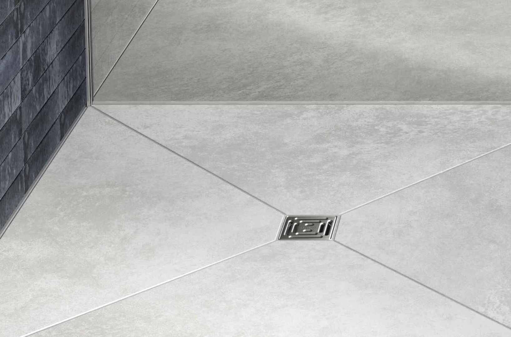 Ein Bodenfließ mit hellgrauen, quadratischen Kacheln, diagonal angeordnet und zentriert um eine quadratische, metallische Ablaufrinne.