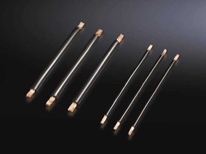 Sieben schwarze Kabel mit blankem Kupfer an den Enden, angeordnet auf einer dunklen Oberfläche, mit unterschiedlichen Längen von links nach rechts.